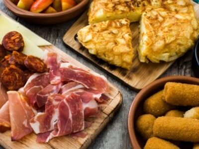 Tortilla de patatas, paella valenciana y jamón serrano, los platos nacionales preferidos por los españoles
