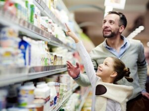 La población en España mira 2024 con poca esperanza de mejorar sus ingresos y pensando en restringir el gasto