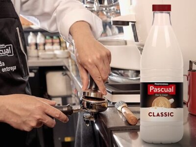 Pascual lanza la botella de leche transparente más sostenible para hostelería