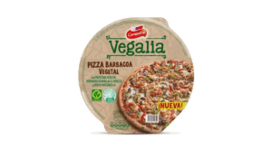 La gama de pizzas de Campofrío Vegalia se completa con una Pizza con Queso de cabra y Cebolla asada, y una segunda referencia con Verduras y Queso Curado, todas ellas cocidas al horno sobre una masa de trigo y centeno integral. Las tres referencias de Campofrío Vegalia, que cuentan con el sello V-Label de la European Vegetarian Union que garantiza que son aptas para vegetarianos, están disponibles en el lineal de refrigerados y se presentan en un envase más sostenible, con una bandeja 100% reciclable y un 72% de plástico reciclado.