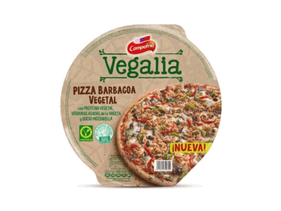 La gama de pizzas de Campofrío Vegalia se completa con una Pizza con Queso de cabra y Cebolla asada, y una segunda referencia con Verduras y Queso Curado, todas ellas cocidas al horno sobre una masa de trigo y centeno integral. Las tres referencias de Campofrío Vegalia, que cuentan con el sello V-Label de la European Vegetarian Union que garantiza que son aptas para vegetarianos, están disponibles en el lineal de refrigerados y se presentan en un envase más sostenible, con una bandeja 100% reciclable y un 72% de plástico reciclado.