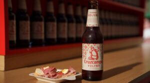 Cruzcampo presenta ‘Volver’, su cerveza de Navidad con fin social