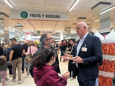 Consum celebra su 50 aniversario compartiendo más de 80.000 raciones de una “gran tarta” con sus clientes y sus trabajadores